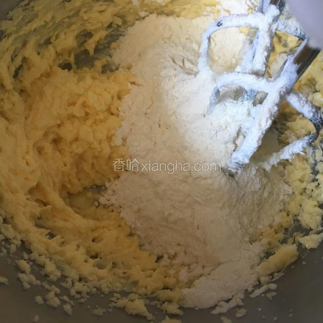 分三遍把过筛的粉加入打均