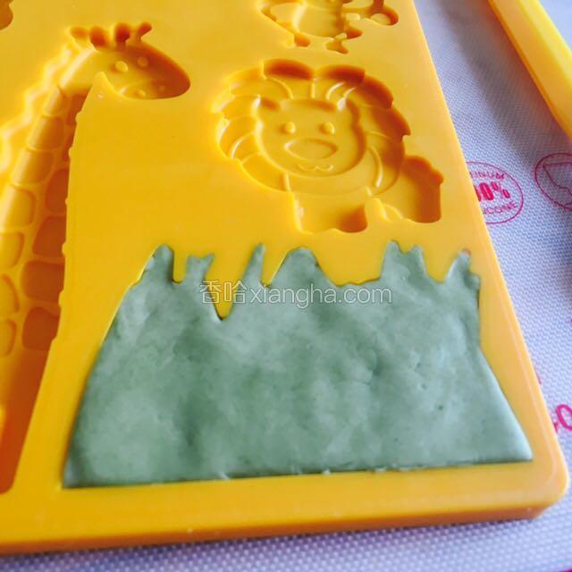 把多余的翻糖糕用小刀割掉