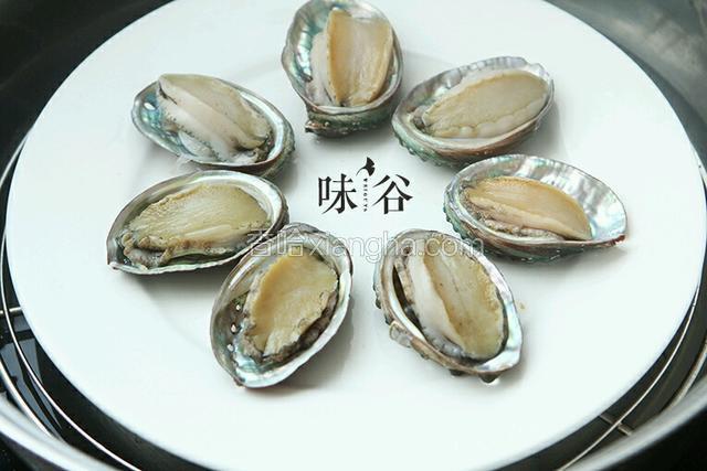 加适量水到锅里，把鲍鱼连壳一起装盘放到锅里。