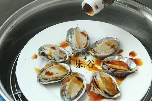 淋上酱油。