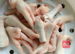 黄豆鸡脚汤的做法图解2