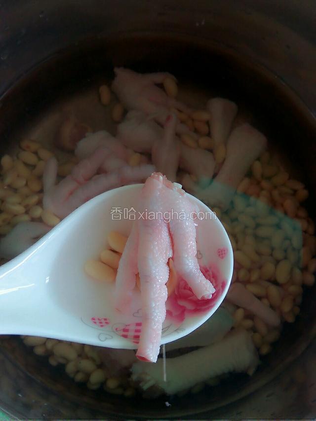 将鸡爪和黄豆，连同浸泡黄豆的水放入高压锅内，大火烧开听到嘁嘁嘁的声音转中小火煲25～30分钟
