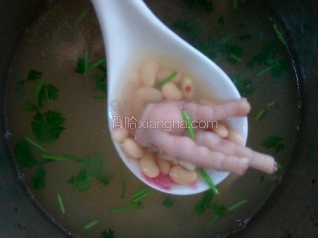 煲好后，下香菜沫，盐拌匀即可