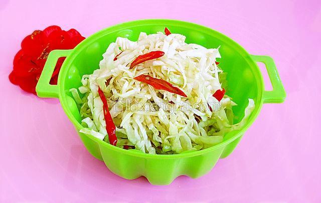 淋完热油，取出上面花椒粒，加入盐味精，鸡精，酱油，醋，搅拌均匀！装盘。