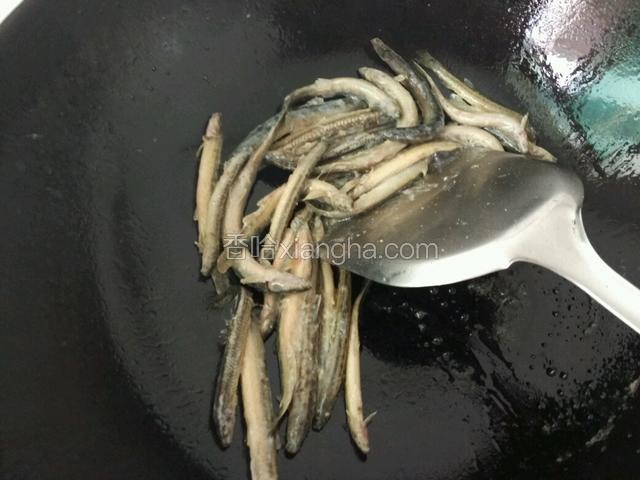 锅内放少许油，烧热把泥鳅倒进去，如果怕泥鳅蹦就立刻盖上盖子；