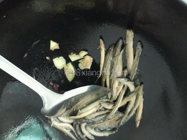 再放入姜，花椒煎一下；