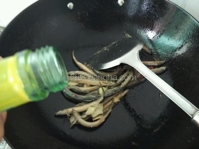再放少许料酒；