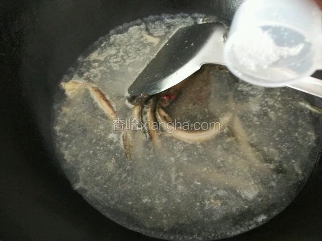 再放入清水，白糖少许，盖上盖子大火煮开，转中小火煮10分钟；