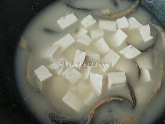 再放入豆腐煮5分钟；
