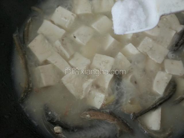 再放入盐，味精不要翻动煮30秒后关火就好了；