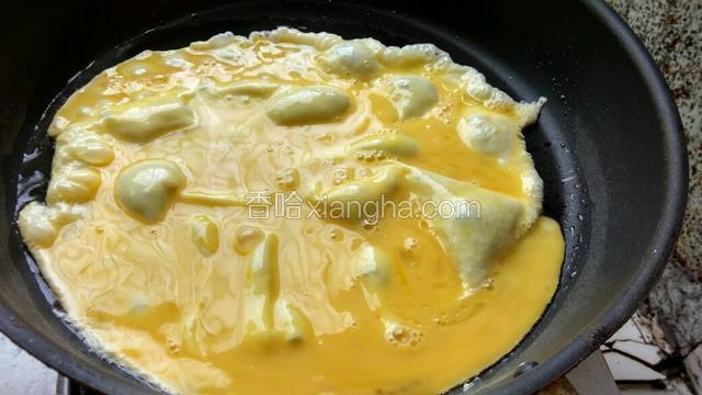 平底锅加油烧热，加入打散的鸡蛋，鸡蛋稍一凝固，关火，锅的余温足可以熟。