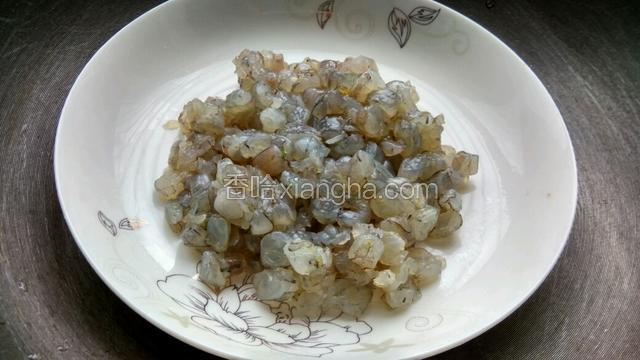 虾去皮，去虾线，切小块。