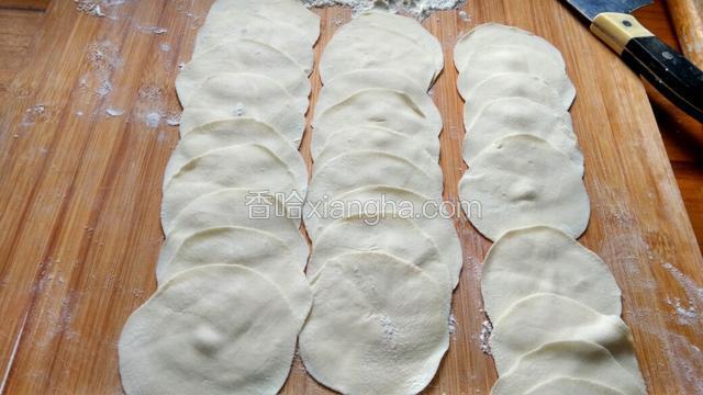 擀成中间略厚的圆饼。