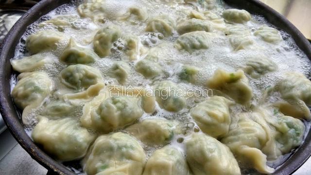 下入饺子，盖上锅盖，中大火煮，水沸腾三次，就煮好了。