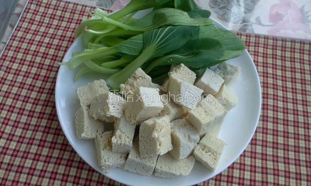 冻豆腐提前从冰箱拿出化开，挤去水分，切成小方块，油菜洗净