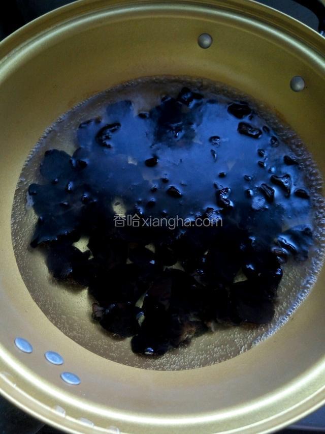 木耳提前用温水泡发三小时。