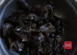 洋葱木耳的做法图解2