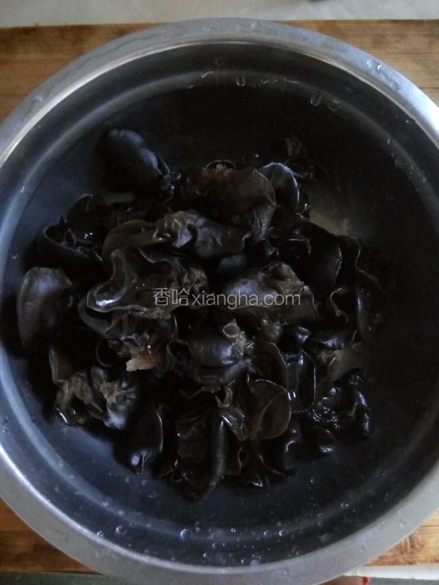 把泡好的木耳择洗干净，放开水里淖一下水投入凉水过凉捞出淋干水分备用