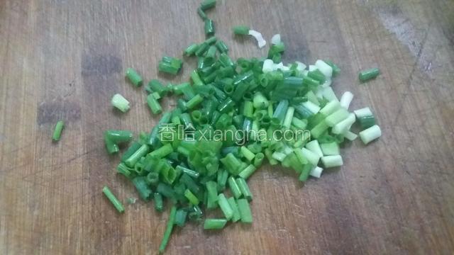 小葱洗净再切成葱花