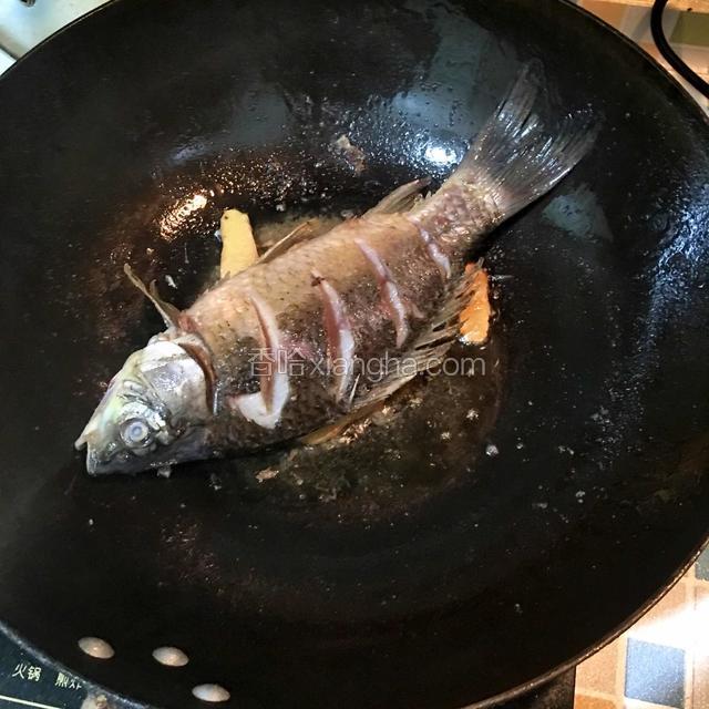 将鱼两面略煎一下