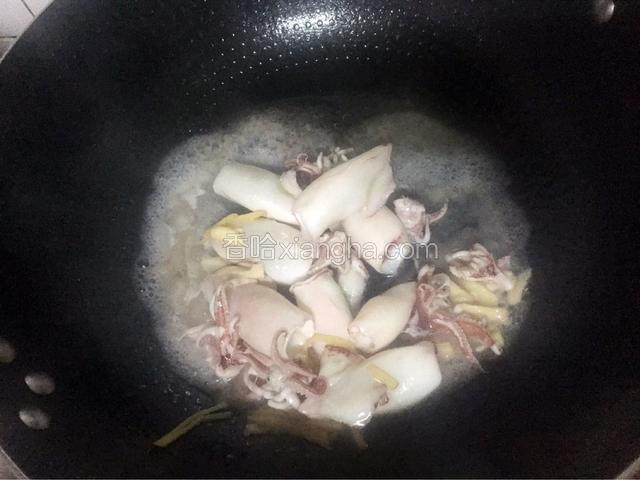 加入少许清水翻炒均匀