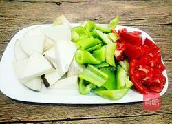 西红柿尖椒炒茄子的做法图解2