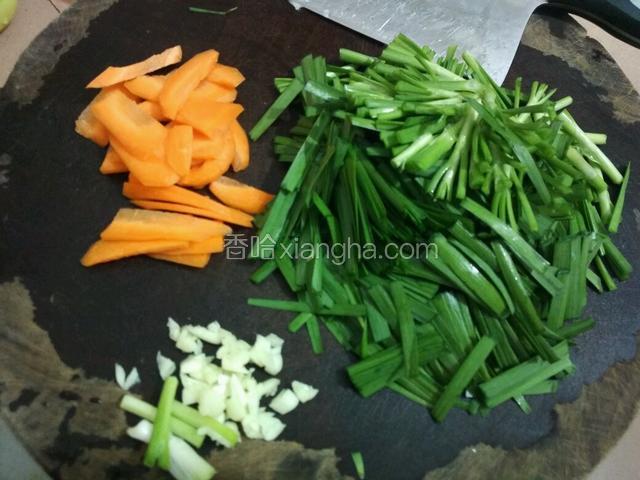 胡萝卜切片，大蒜拍碎，葱白、韭菜切段