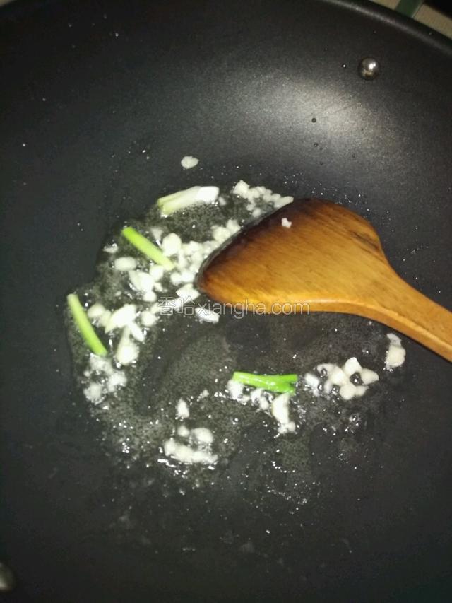 热锅放油，下大蒜葱白爆香