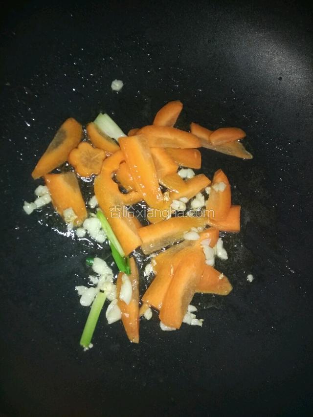 放胡萝卜，翻炒5-6分熟
