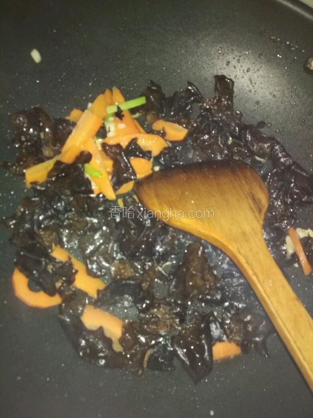 再放木耳，炒三四分钟，如果太干就撒点水