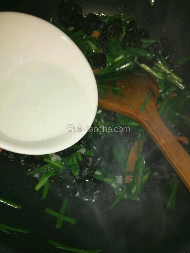 翻炒几下，加入调好的水淀粉，勾芡出锅