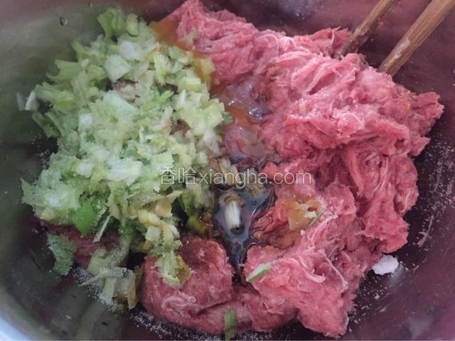 牛肉馅加入鸡蛋，葱末，酱油，盐，鸡汁，香油，胡椒粉同方向搅拌上劲