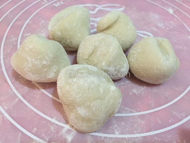 分成小面团撒适量干面粉按压成饼