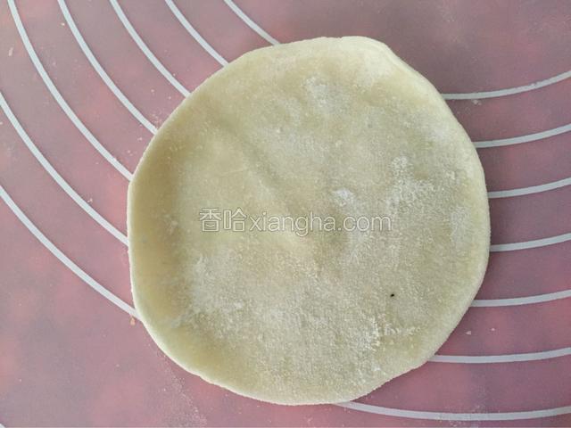 用擀面杖擀成面皮