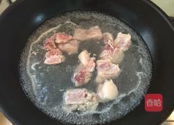 白菜炖排骨的做法图解2