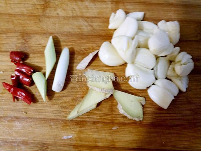 准备蒜，葱姜，米椒。