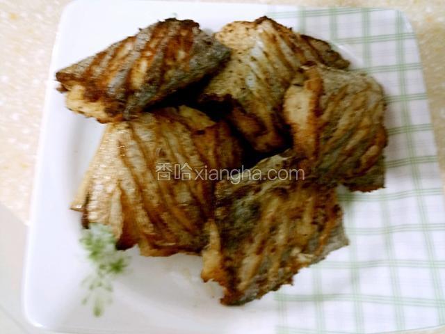 煎至两面金黄装盘备用