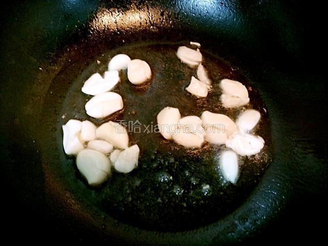 锅中烧油加蒜煎出蒜香味