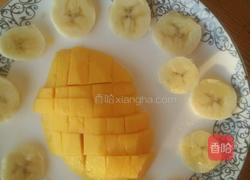 香蕉芒果奶昔的做法图解2