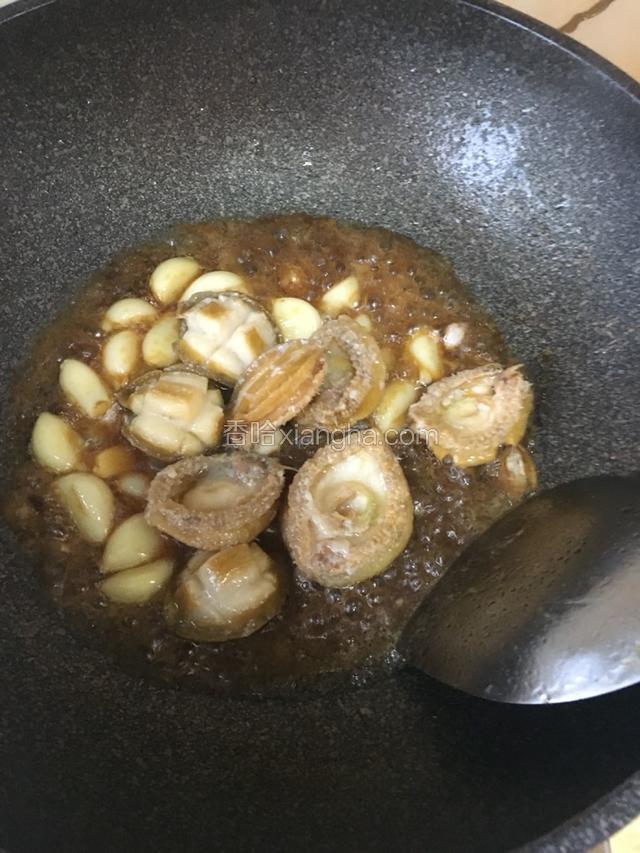 放入鲍鱼，淋点白醋。