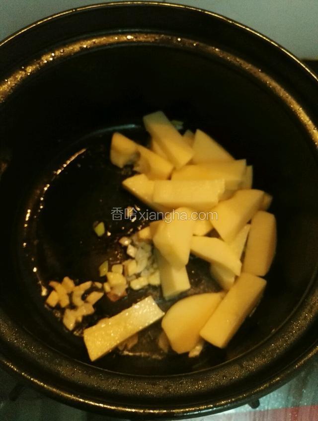 土豆倒入锅中翻炒