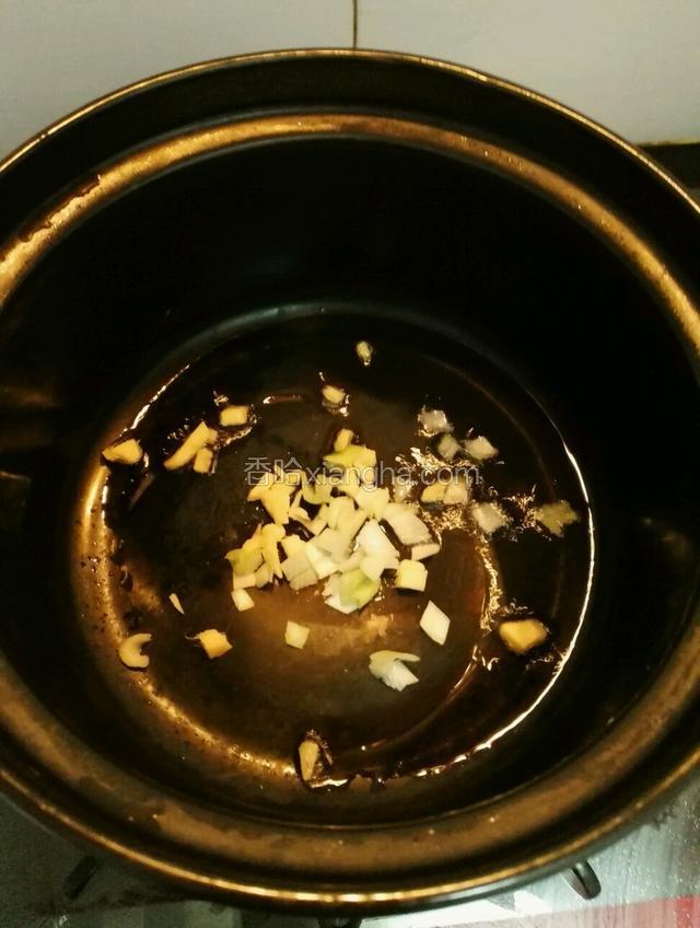 锅烧热后放入适量油，倒入葱姜末爆香