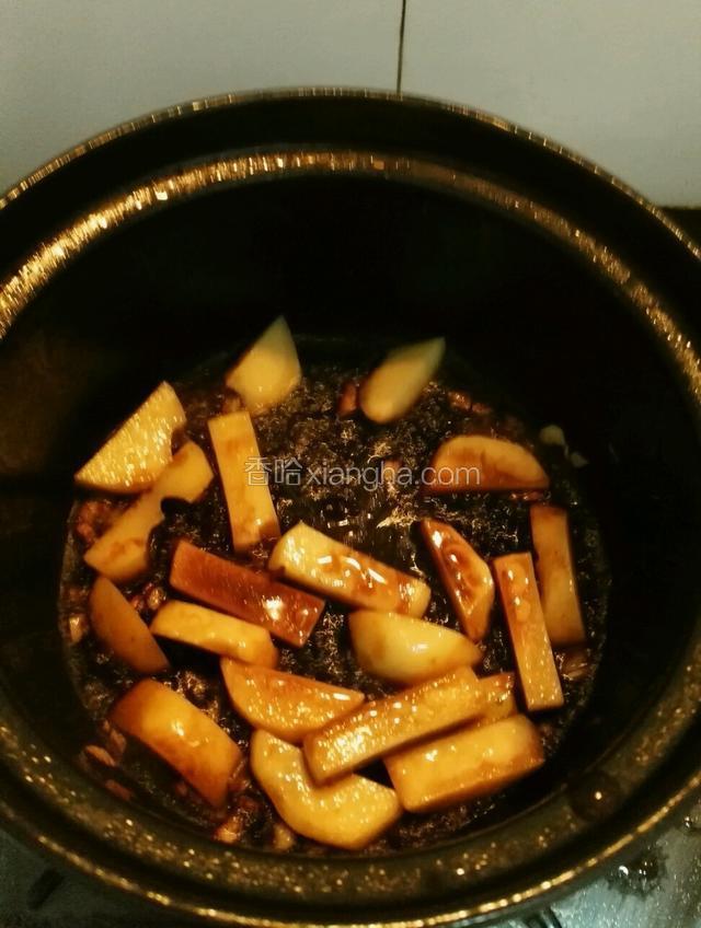 加入面酱，酱油，生抽翻炒均匀