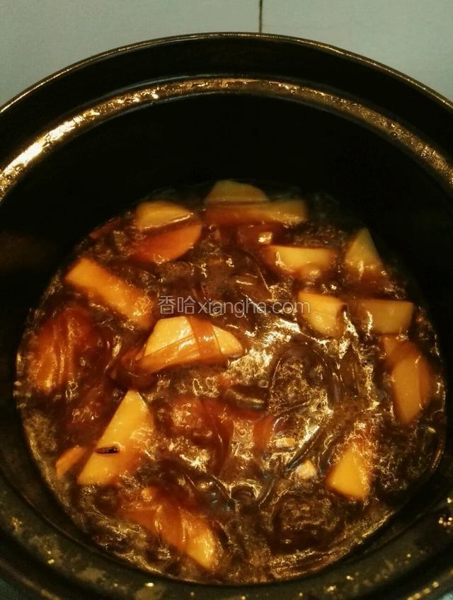 倒入适量水，把粉条一起放入，加入盐，鸡精小火煨熟