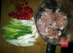 大葱炒肉的做法图解1