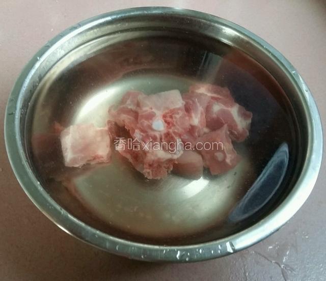 排骨用冷水浸泡十分钟，去血水。