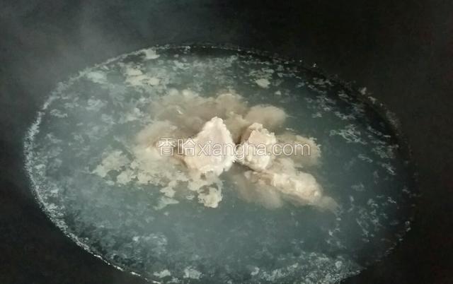 锅里面加水烧开，放排骨煮至浮沫上来。
