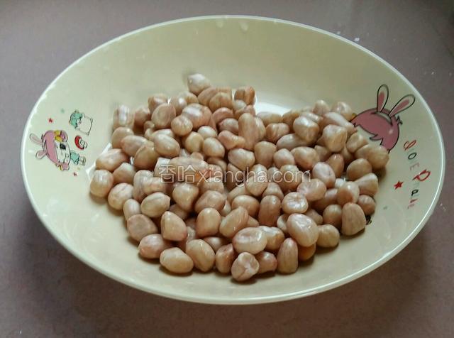 花生清洗干净。
