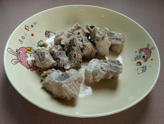 排骨捞出来，用冷水冲洗干净。