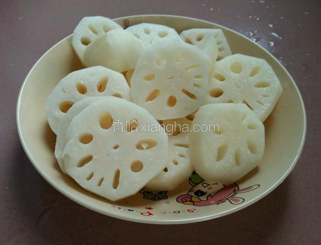 莲藕去皮，切成片。